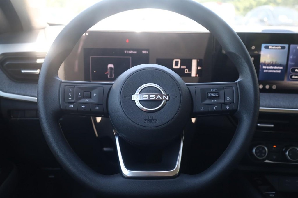 Nissan Kicks Vehicle Full-screen Gallery Image 8