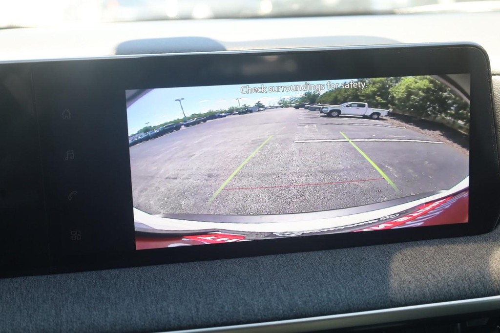 Nissan Kicks Vehicle Full-screen Gallery Image 14
