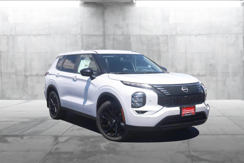 Nissan Rogue Plug-In Hybrid Vehicle Full-screen Gallery Image 2