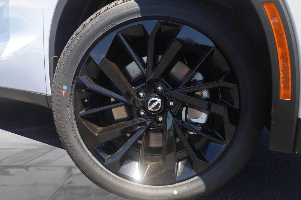 Nissan Rogue Plug-In Hybrid Vehicle Full-screen Gallery Image 3