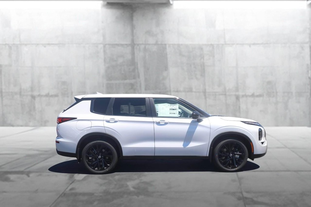 Nissan Rogue Plug-In Hybrid Vehicle Full-screen Gallery Image 5