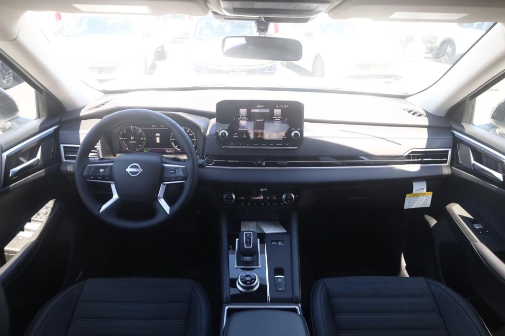 Nissan Rogue Plug-In Hybrid Vehicle Full-screen Gallery Image 7