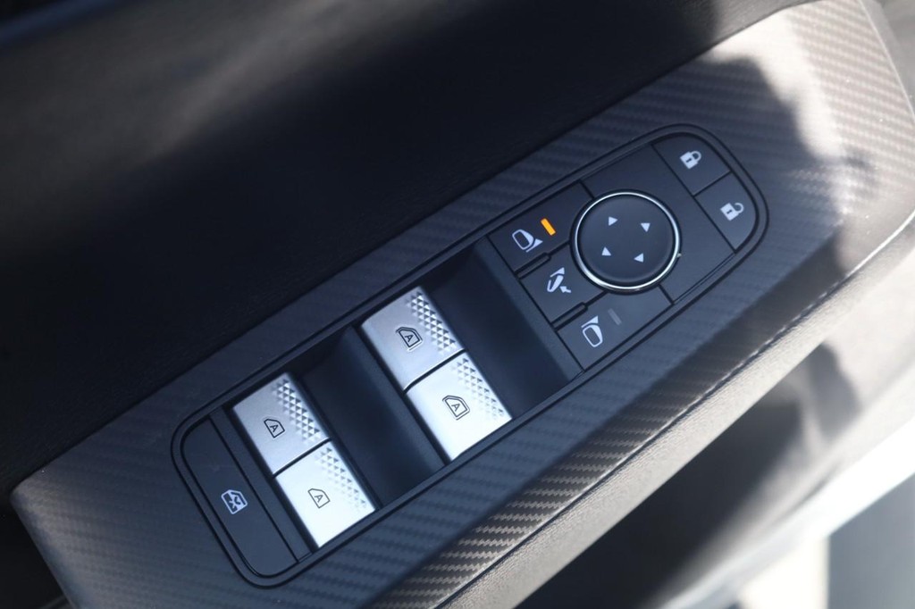 Nissan Rogue Plug-In Hybrid Vehicle Full-screen Gallery Image 11