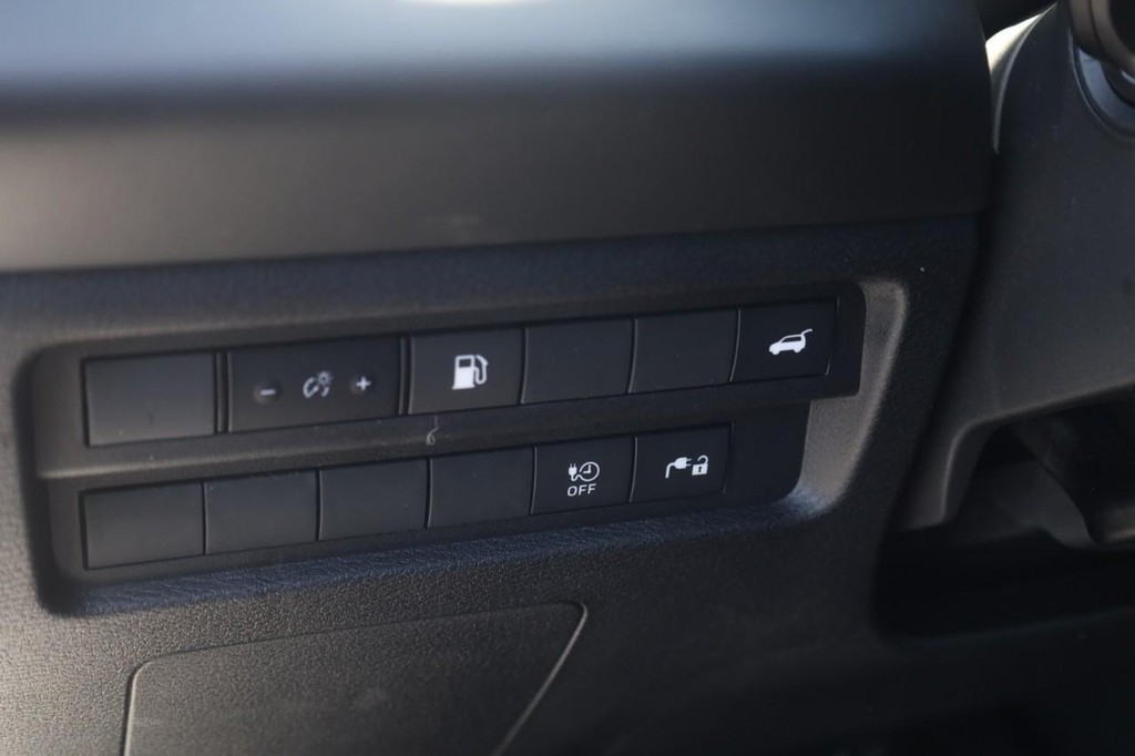 Nissan Rogue Plug-In Hybrid Vehicle Full-screen Gallery Image 12