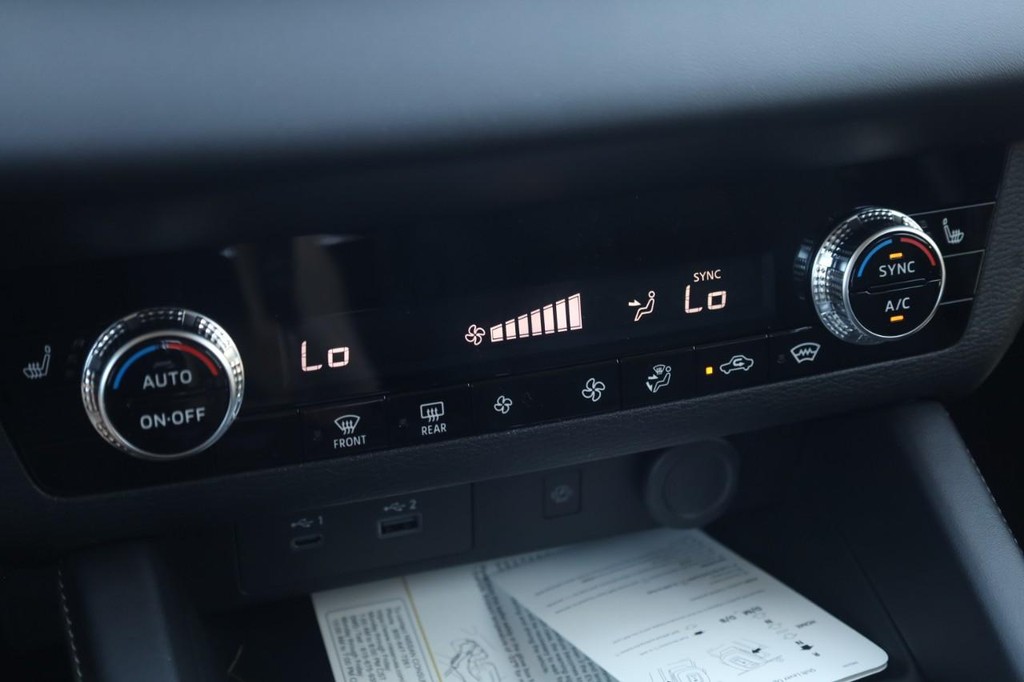 Nissan Rogue Plug-In Hybrid Vehicle Full-screen Gallery Image 16