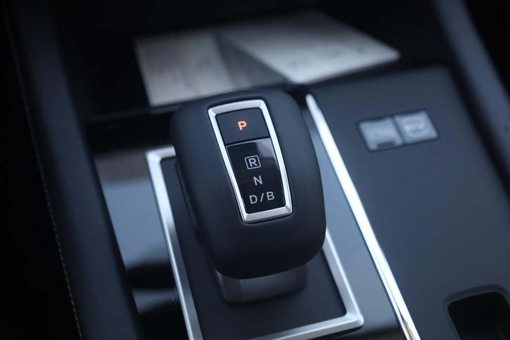 Nissan Rogue Plug-In Hybrid Vehicle Full-screen Gallery Image 19