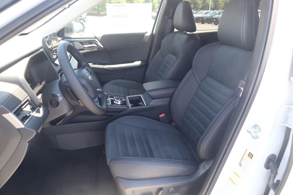 Nissan Rogue Plug-In Hybrid Vehicle Full-screen Gallery Image 20