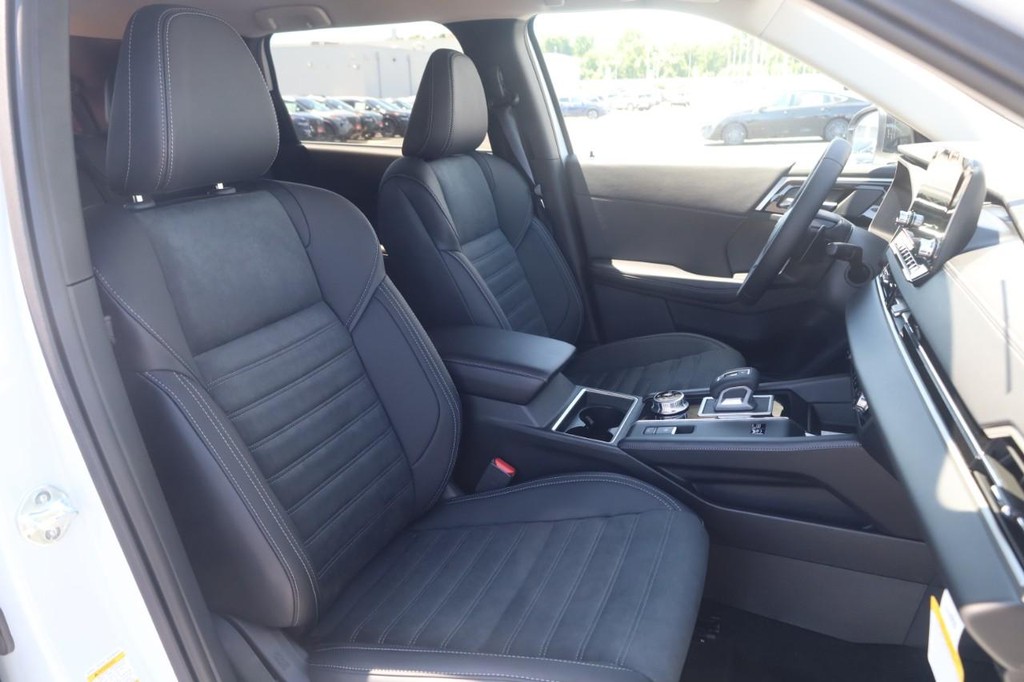 Nissan Rogue Plug-In Hybrid Vehicle Full-screen Gallery Image 21