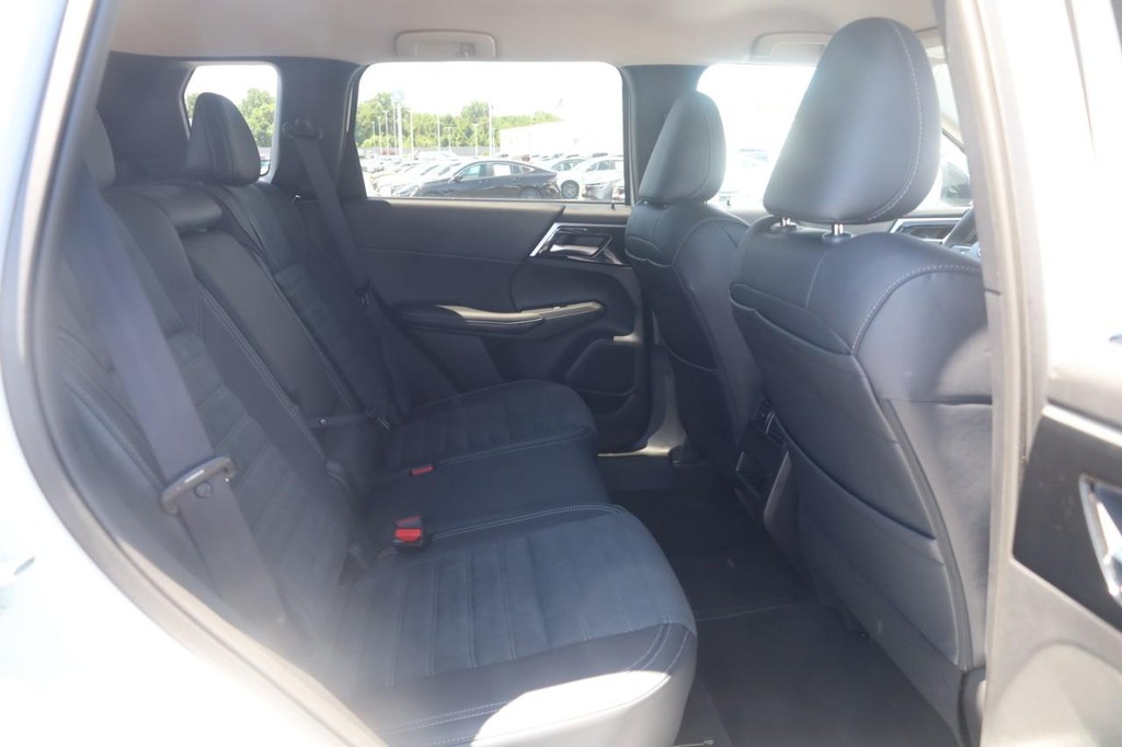 Nissan Rogue Plug-In Hybrid Vehicle Full-screen Gallery Image 22