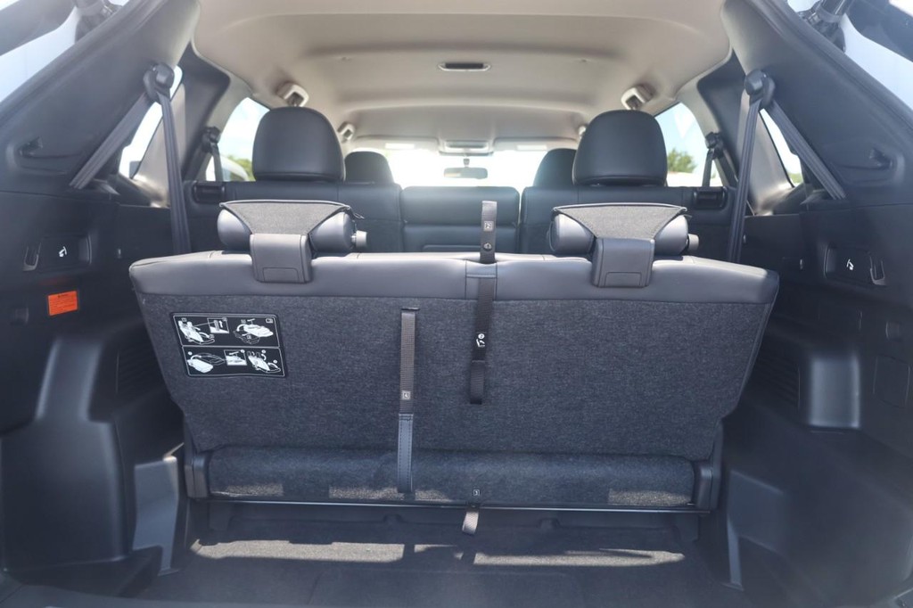 Nissan Rogue Plug-In Hybrid Vehicle Full-screen Gallery Image 23