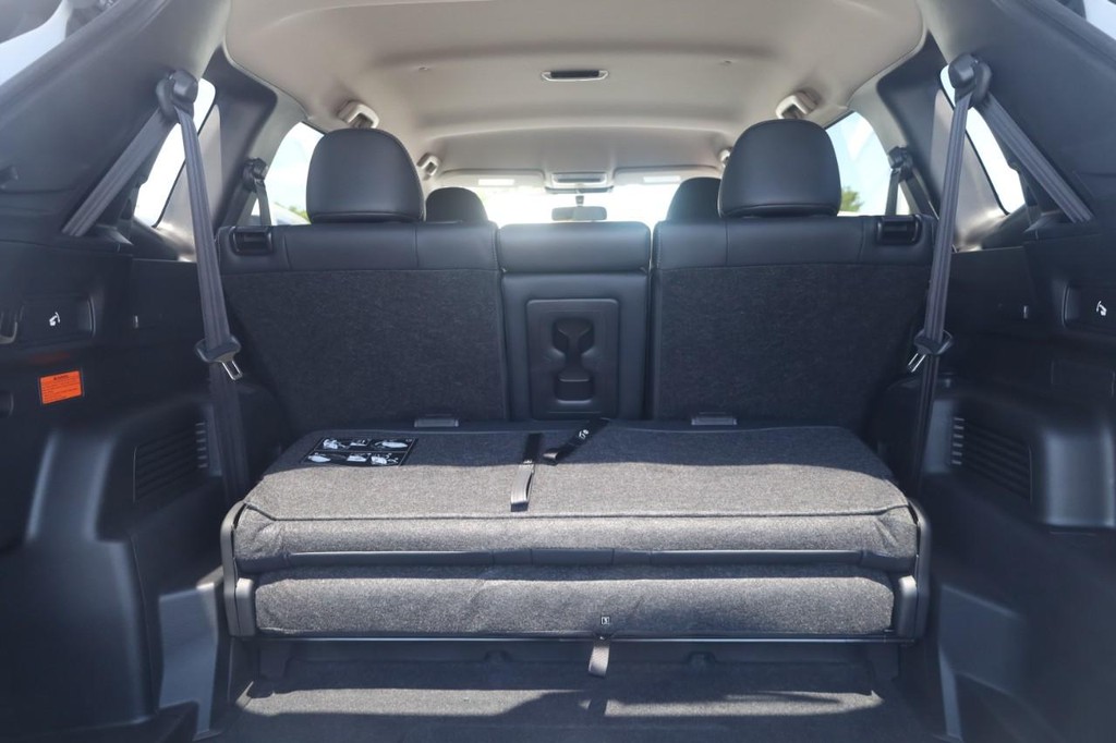 Nissan Rogue Plug-In Hybrid Vehicle Full-screen Gallery Image 24