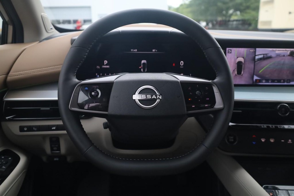 Nissan Murano Vehicle Full-screen Gallery Image 8