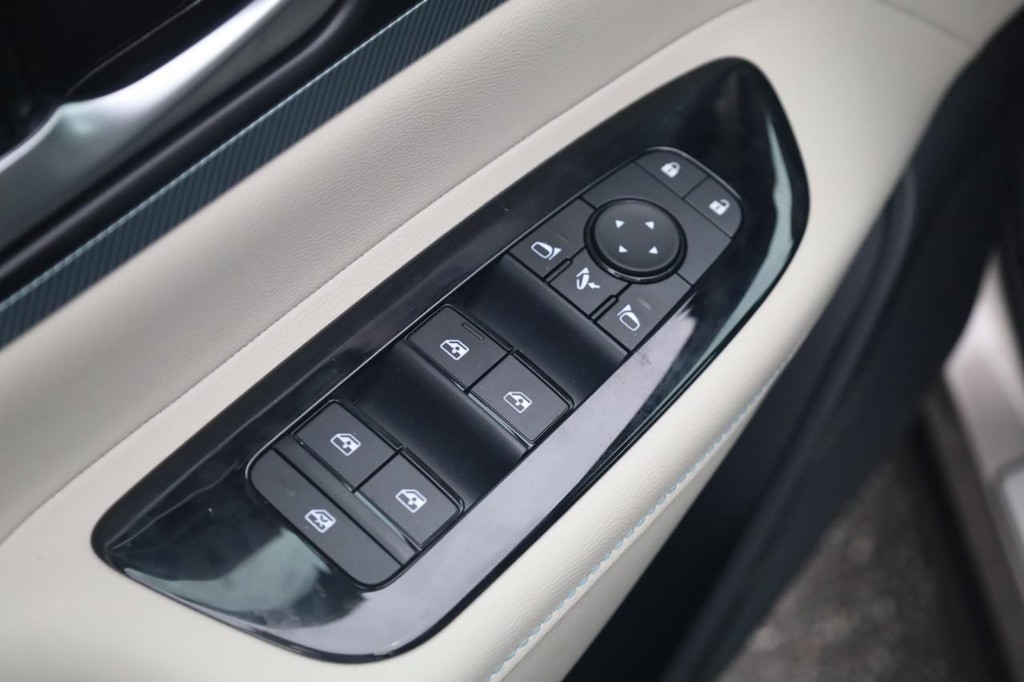 Nissan Murano Vehicle Full-screen Gallery Image 11