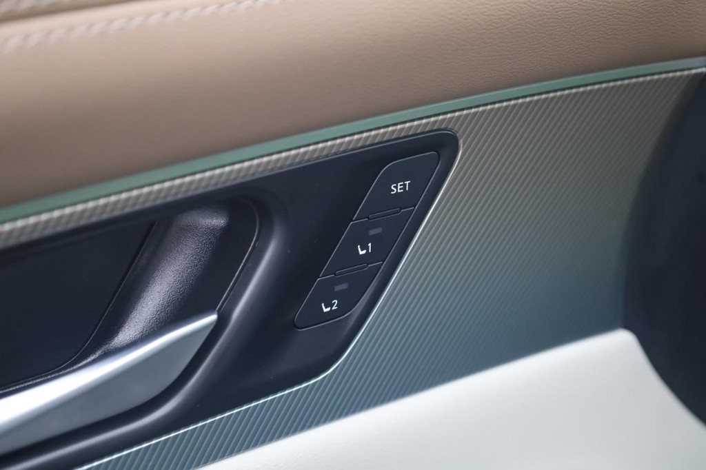 Nissan Murano Vehicle Full-screen Gallery Image 12