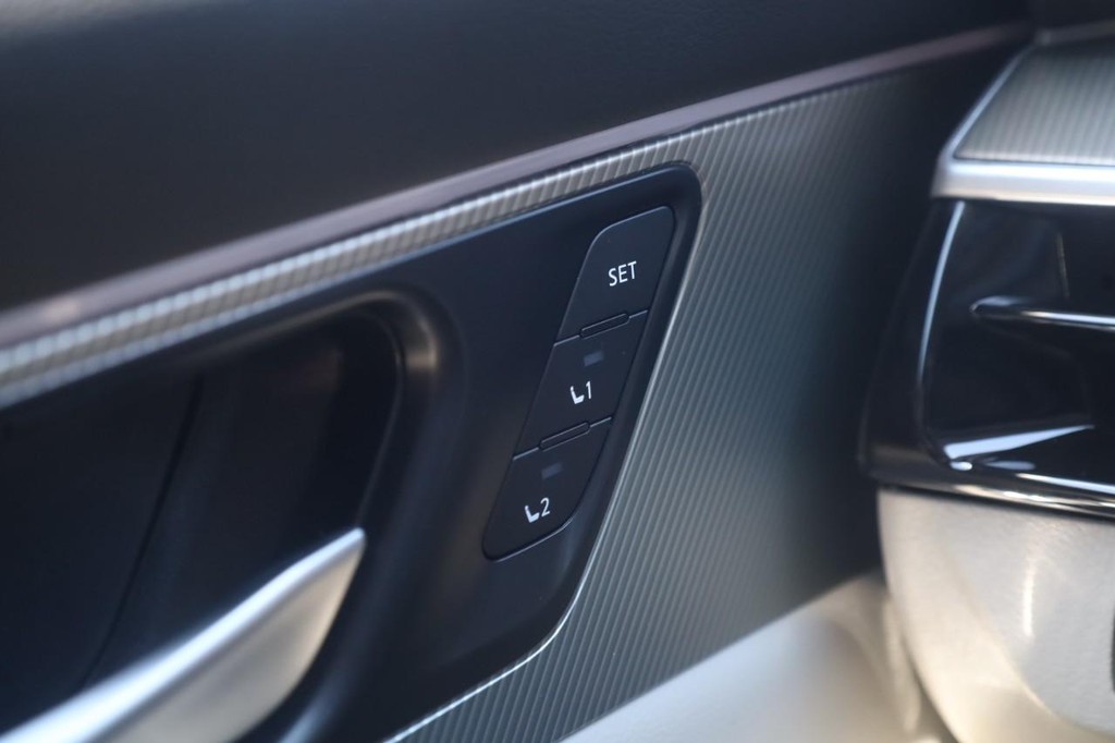 Nissan Murano Vehicle Image 13