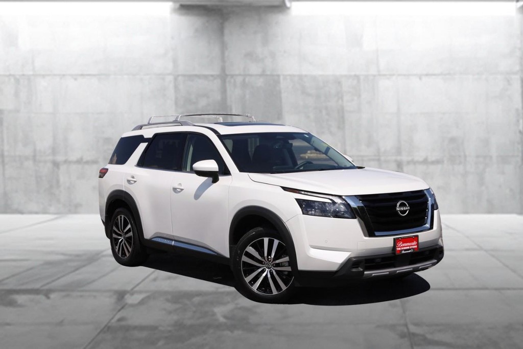 Nissan Pathfinder Vehicle Image 02