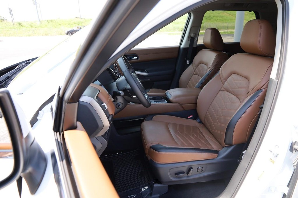 Nissan Pathfinder Vehicle Image 10