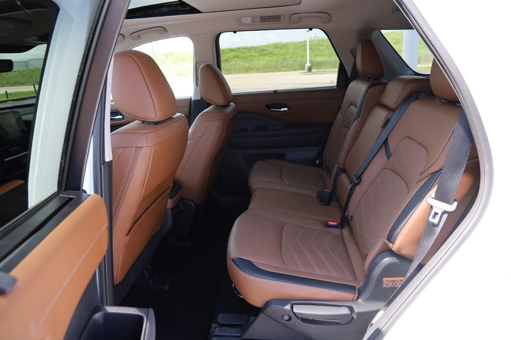 Nissan Pathfinder Vehicle Image 11