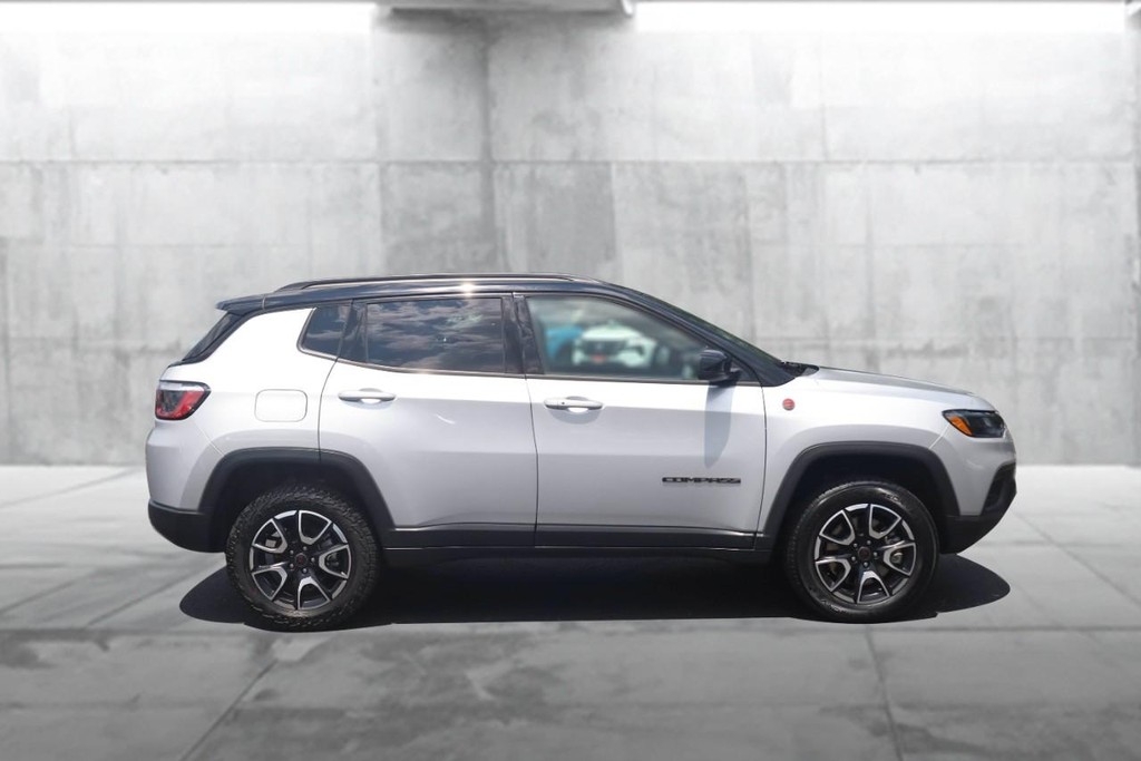 Jeep Compass Vehicle Full-screen Gallery Image 5