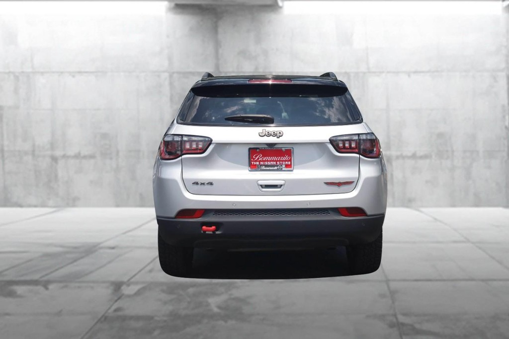 Jeep Compass Vehicle Full-screen Gallery Image 6
