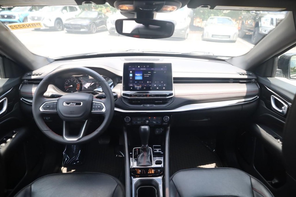 Jeep Compass Vehicle Full-screen Gallery Image 7