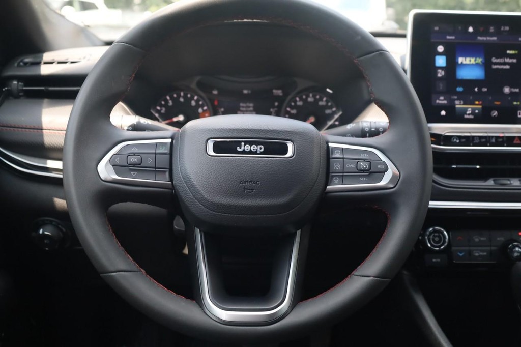 Jeep Compass Vehicle Full-screen Gallery Image 8