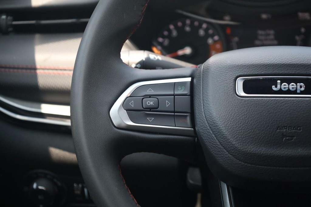 Jeep Compass Vehicle Full-screen Gallery Image 10