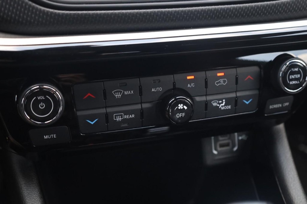 Jeep Compass Vehicle Full-screen Gallery Image 16