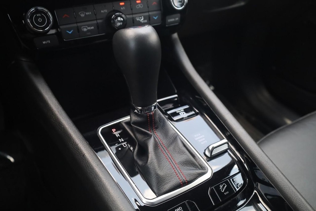 Jeep Compass Vehicle Full-screen Gallery Image 18