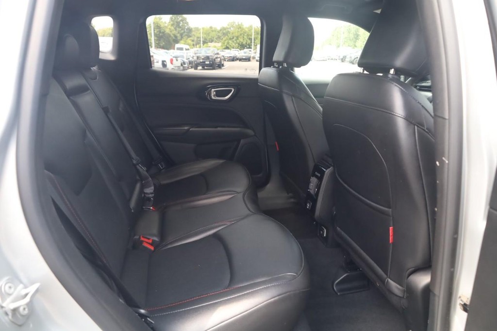Jeep Compass Vehicle Full-screen Gallery Image 21