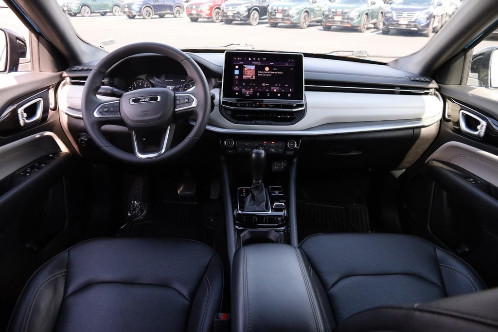Jeep Compass Vehicle Image 23