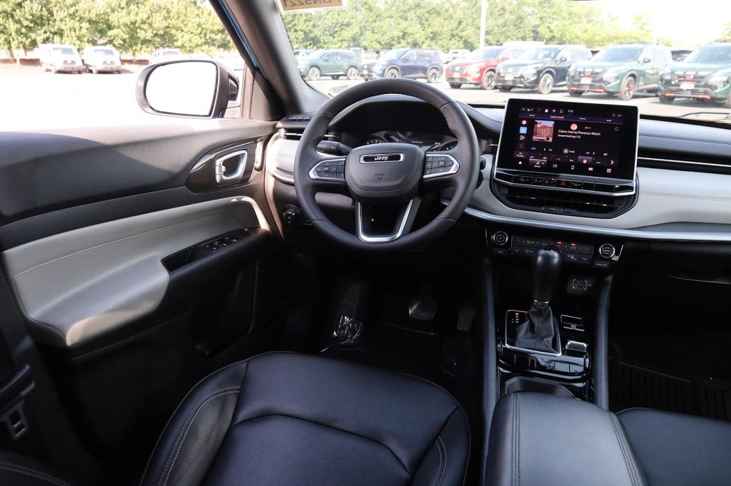 Jeep Compass Vehicle Image 24