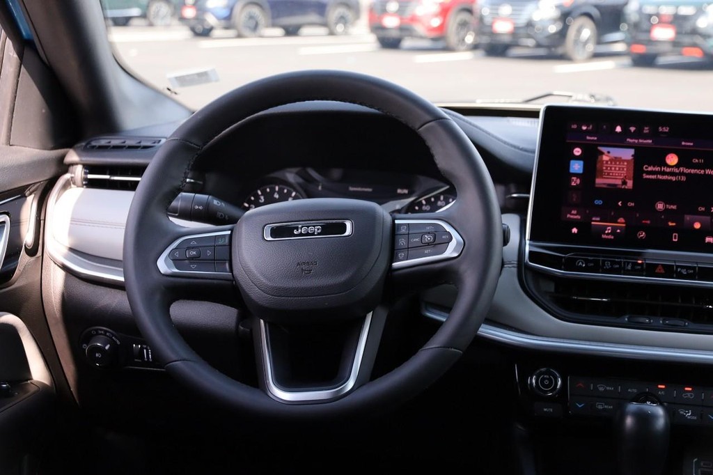 Jeep Compass Vehicle Image 25