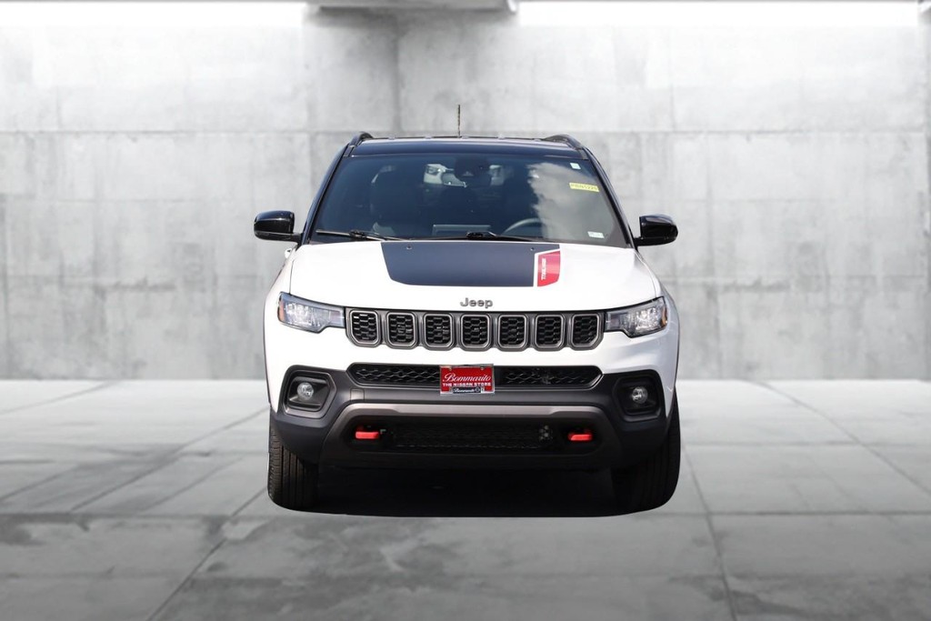 Jeep Compass Vehicle Full-screen Gallery Image 3