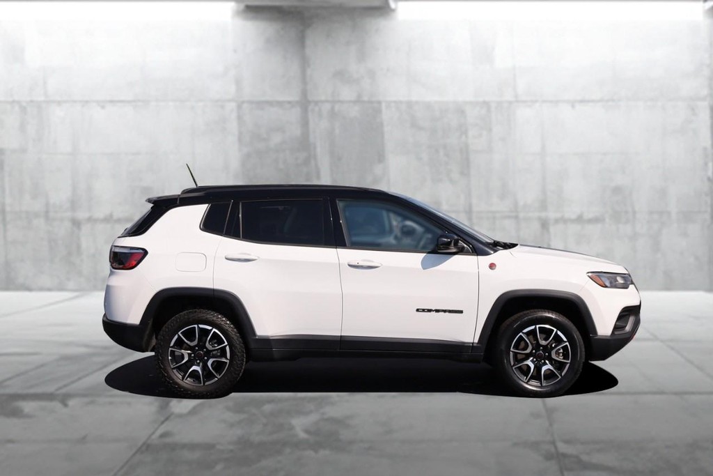 Jeep Compass Vehicle Full-screen Gallery Image 4
