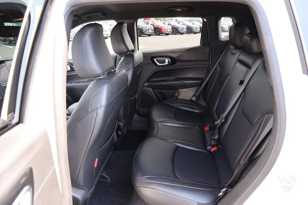 Jeep Compass Vehicle Full-screen Gallery Image 9