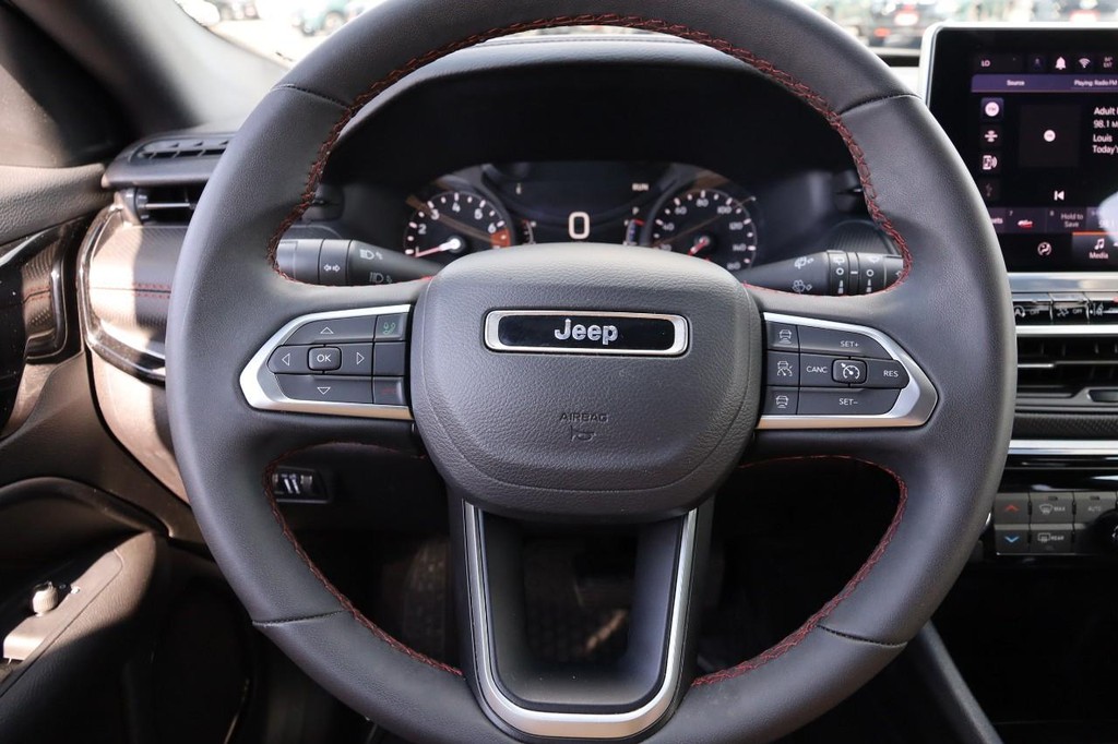 Jeep Compass Vehicle Full-screen Gallery Image 10