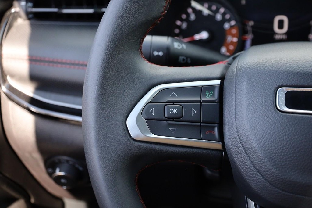 Jeep Compass Vehicle Full-screen Gallery Image 11
