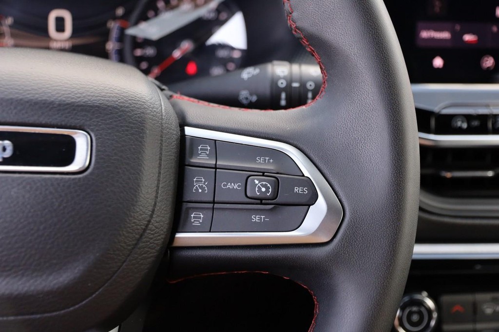 Jeep Compass Vehicle Full-screen Gallery Image 12