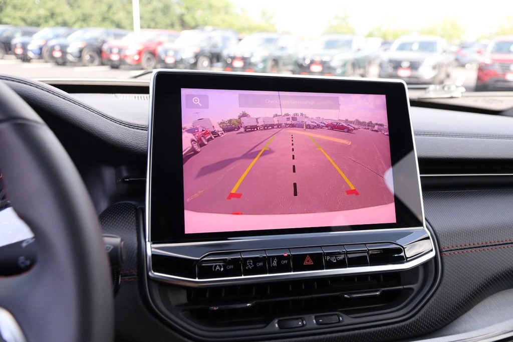 Jeep Compass Vehicle Full-screen Gallery Image 17
