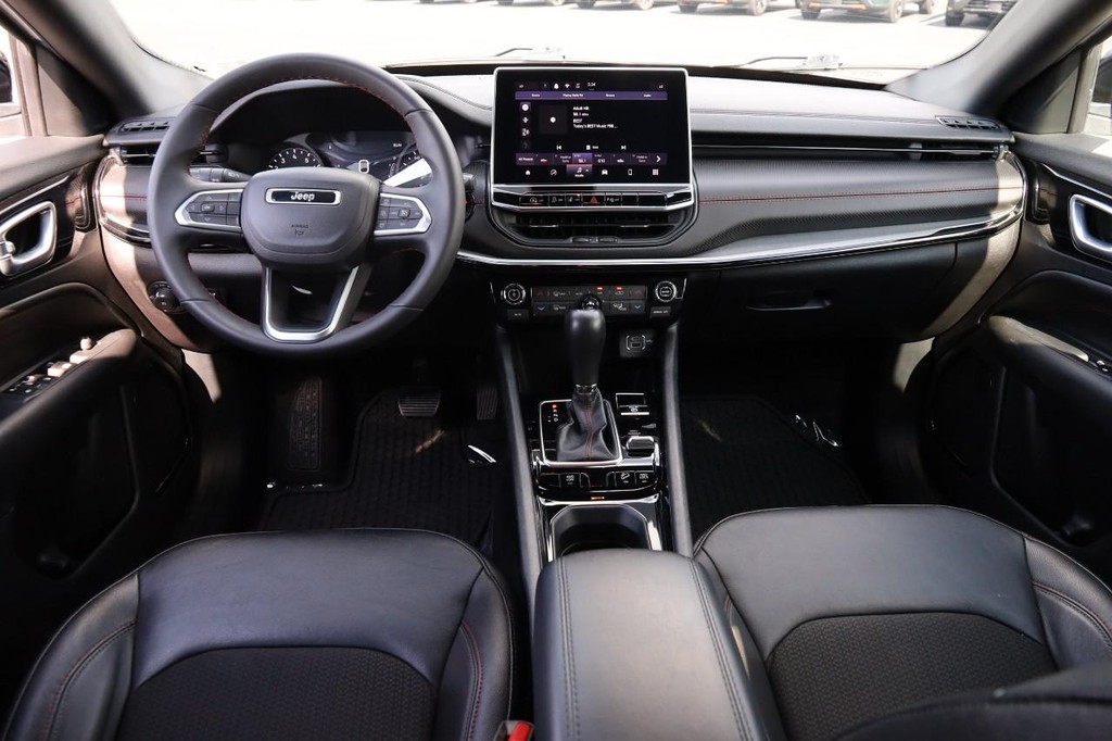 Jeep Compass Vehicle Full-screen Gallery Image 23