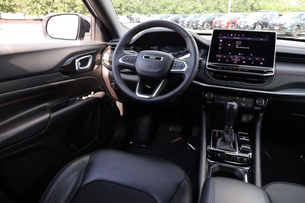 Jeep Compass Vehicle Full-screen Gallery Image 24