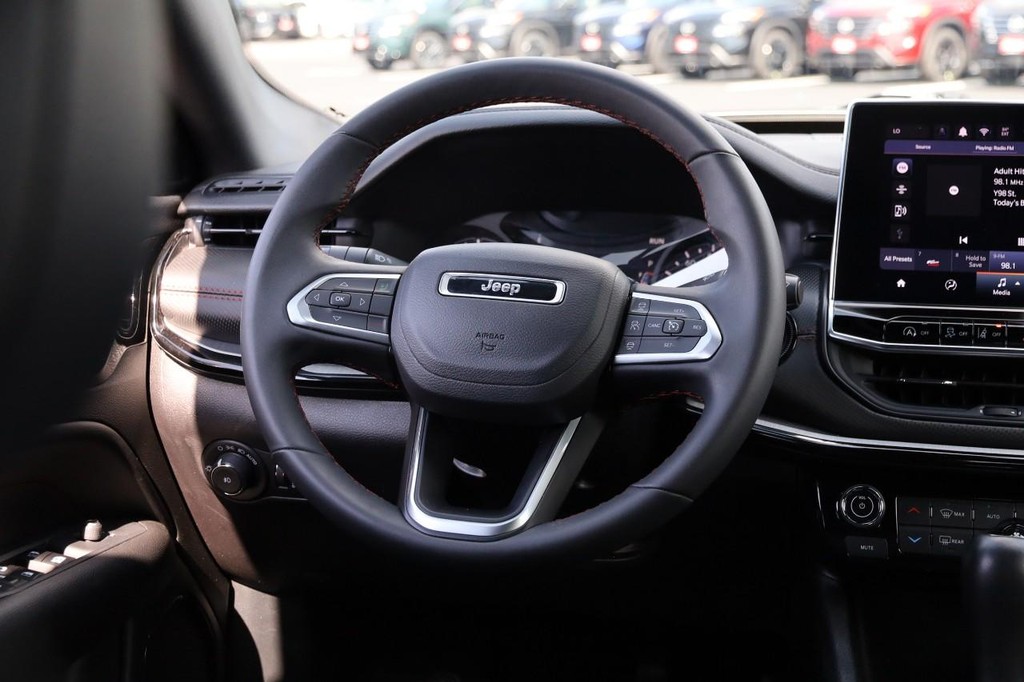 Jeep Compass Vehicle Full-screen Gallery Image 25
