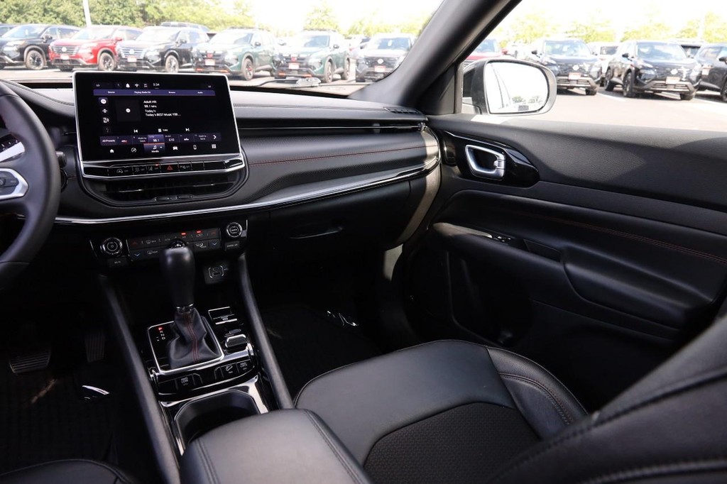 Jeep Compass Vehicle Full-screen Gallery Image 27