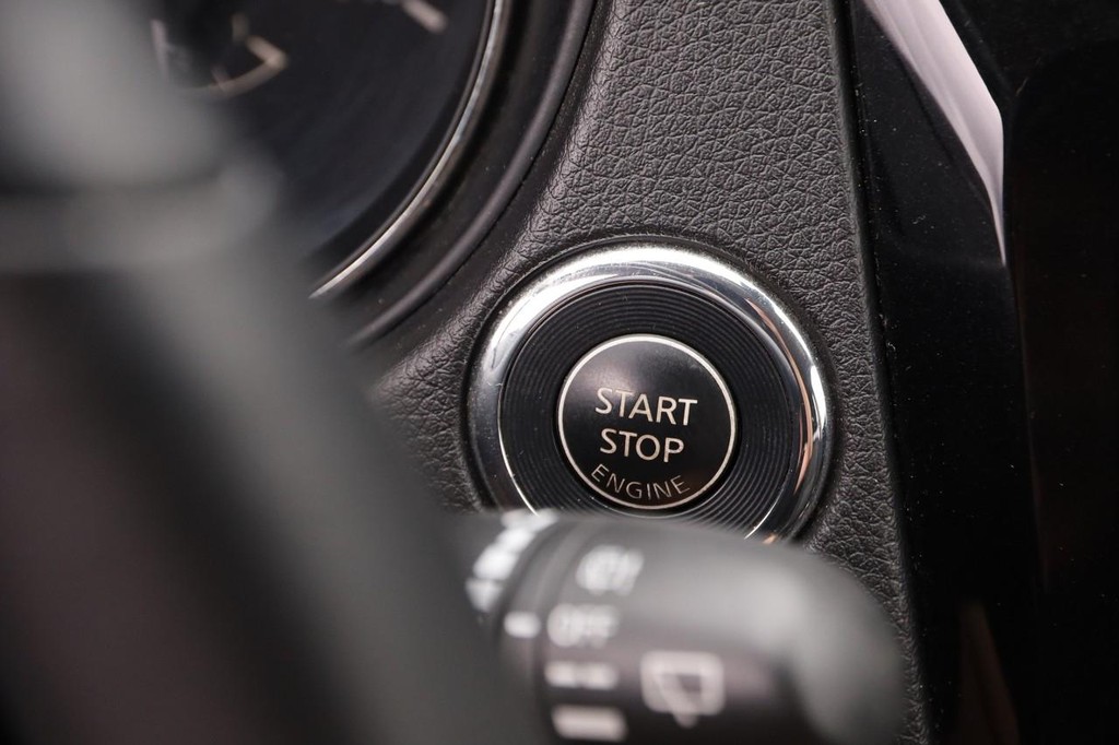 Nissan Rogue Vehicle Image 15