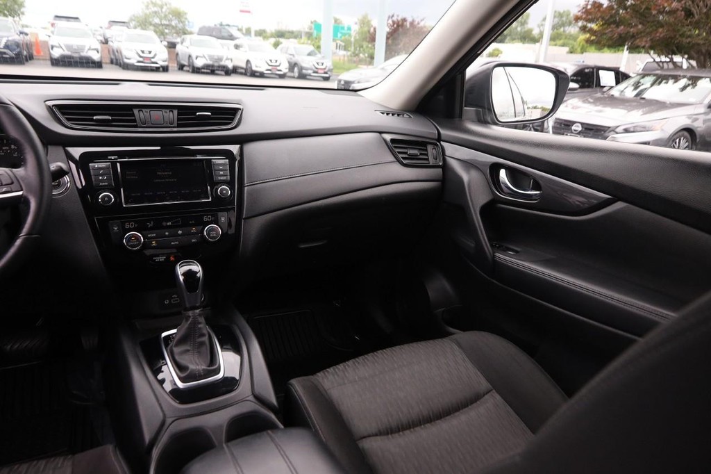 Nissan Rogue Vehicle Image 25