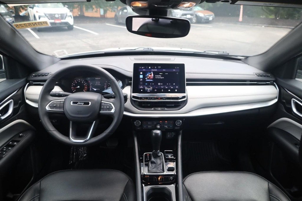 Jeep Compass Vehicle Full-screen Gallery Image 7