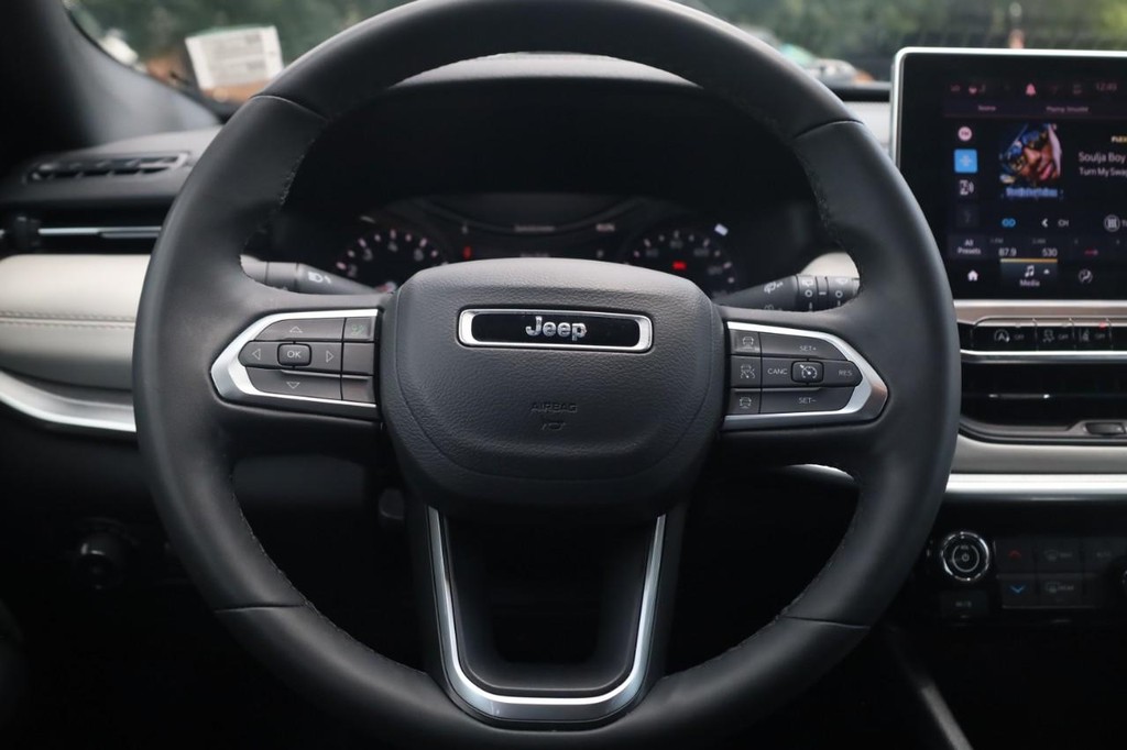 Jeep Compass Vehicle Full-screen Gallery Image 8