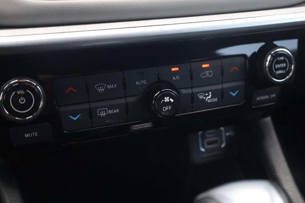 Jeep Compass Vehicle Full-screen Gallery Image 16