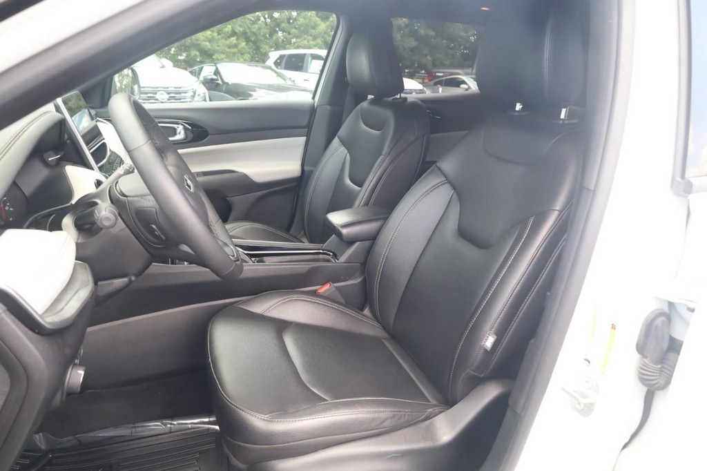 Jeep Compass Vehicle Full-screen Gallery Image 19